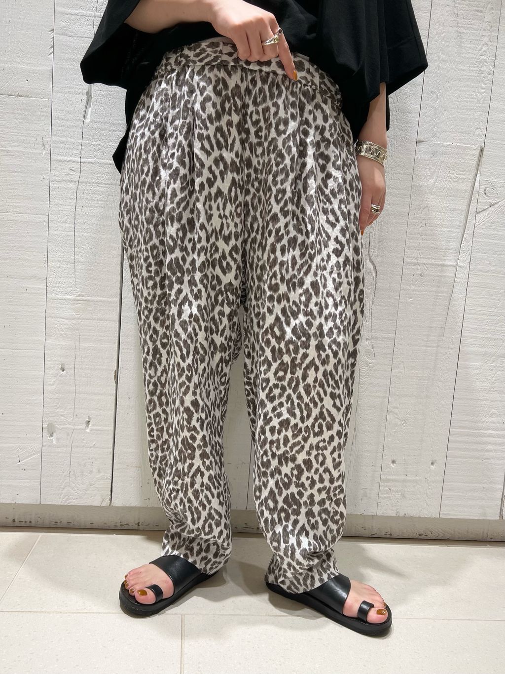 レオパリネン タックイージーパンツのコーディネートスナップ（MM