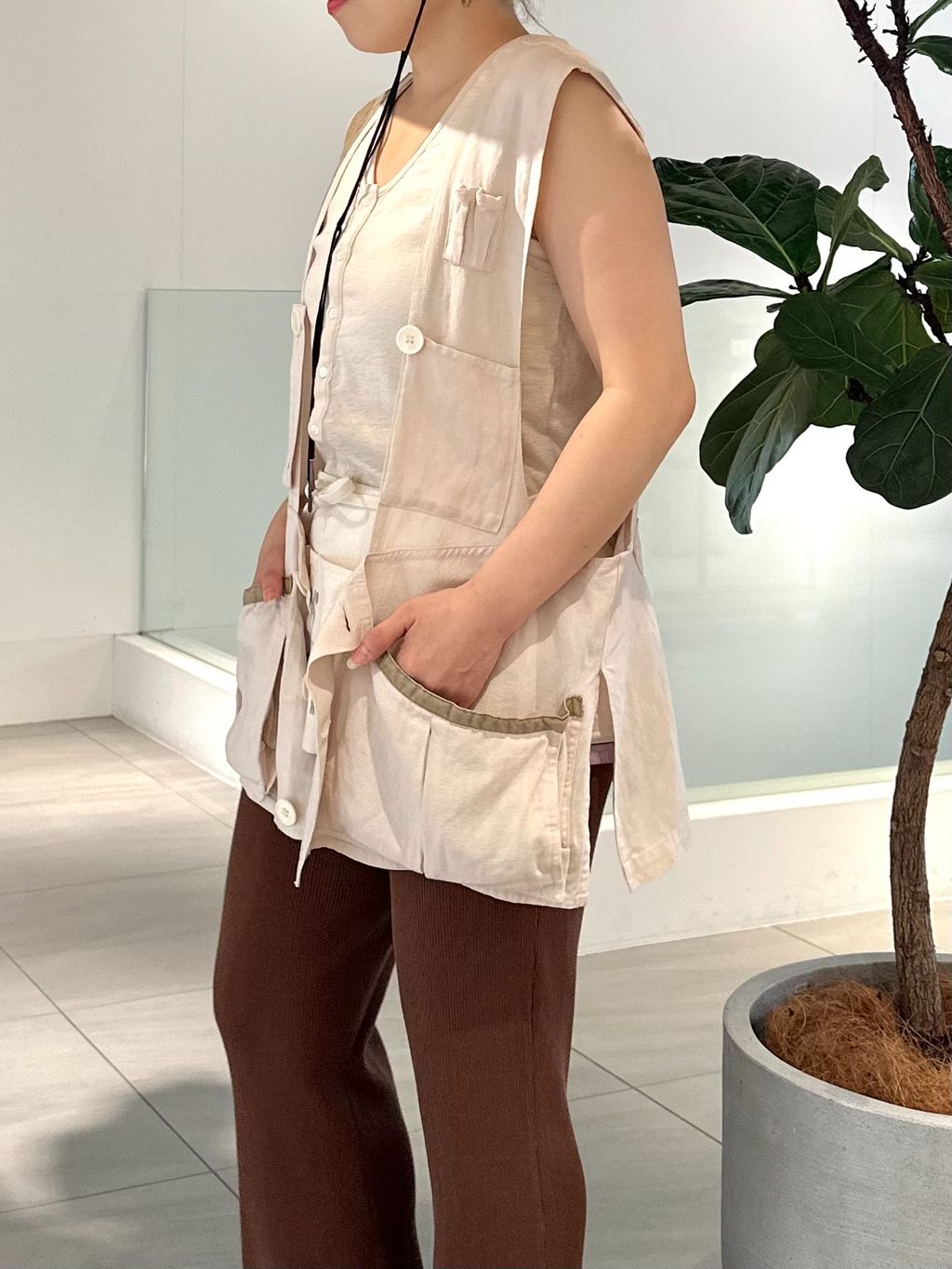 フレームワーク　ベスト HOWIECLOTHING×FRAMeWORKベストのコーディネートスナップ（sachi