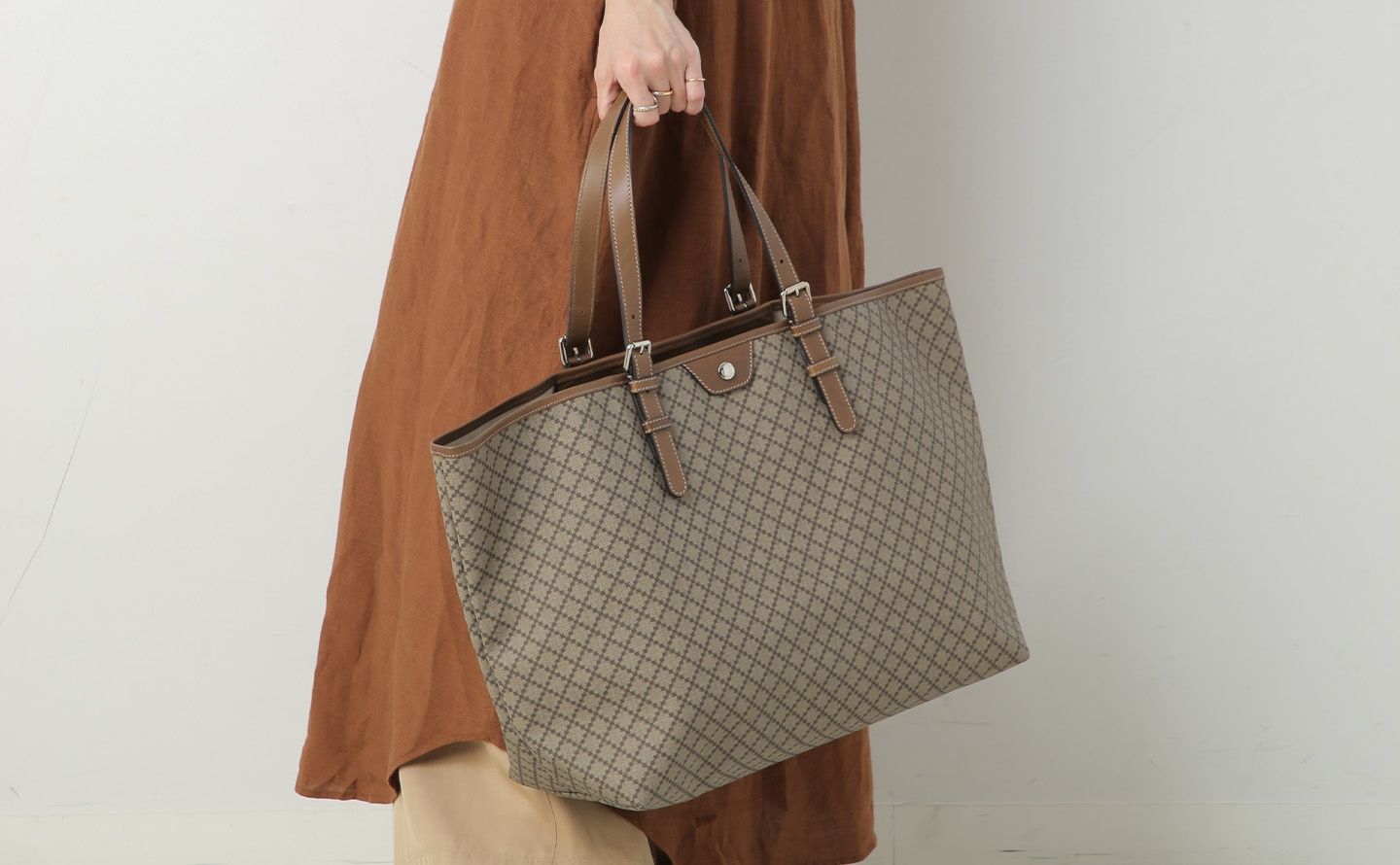 GUCCI スクエアトート ショルダーバッグ パテント ベージュ ヴィンテージ GUCCI スクエアトート ショルダーバッグ パテント ベージュ