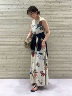 サマーボタニカルバックディテールワンピースのコーディネートスナップ