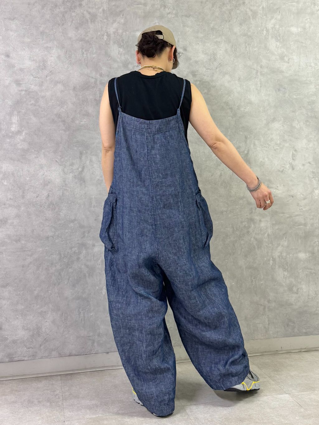 リネンデニム サロペットのコーディネートスナップ（H.O）｜journal