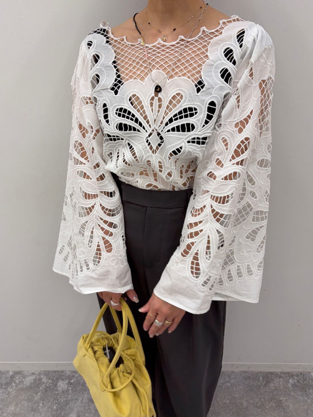 予約》IENA LA BOUCLE カットワーク刺繍ブラウスのコーディネート