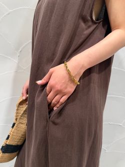 リネン混キーネックコクーンワンピースのコーディネートスナップ（hagi