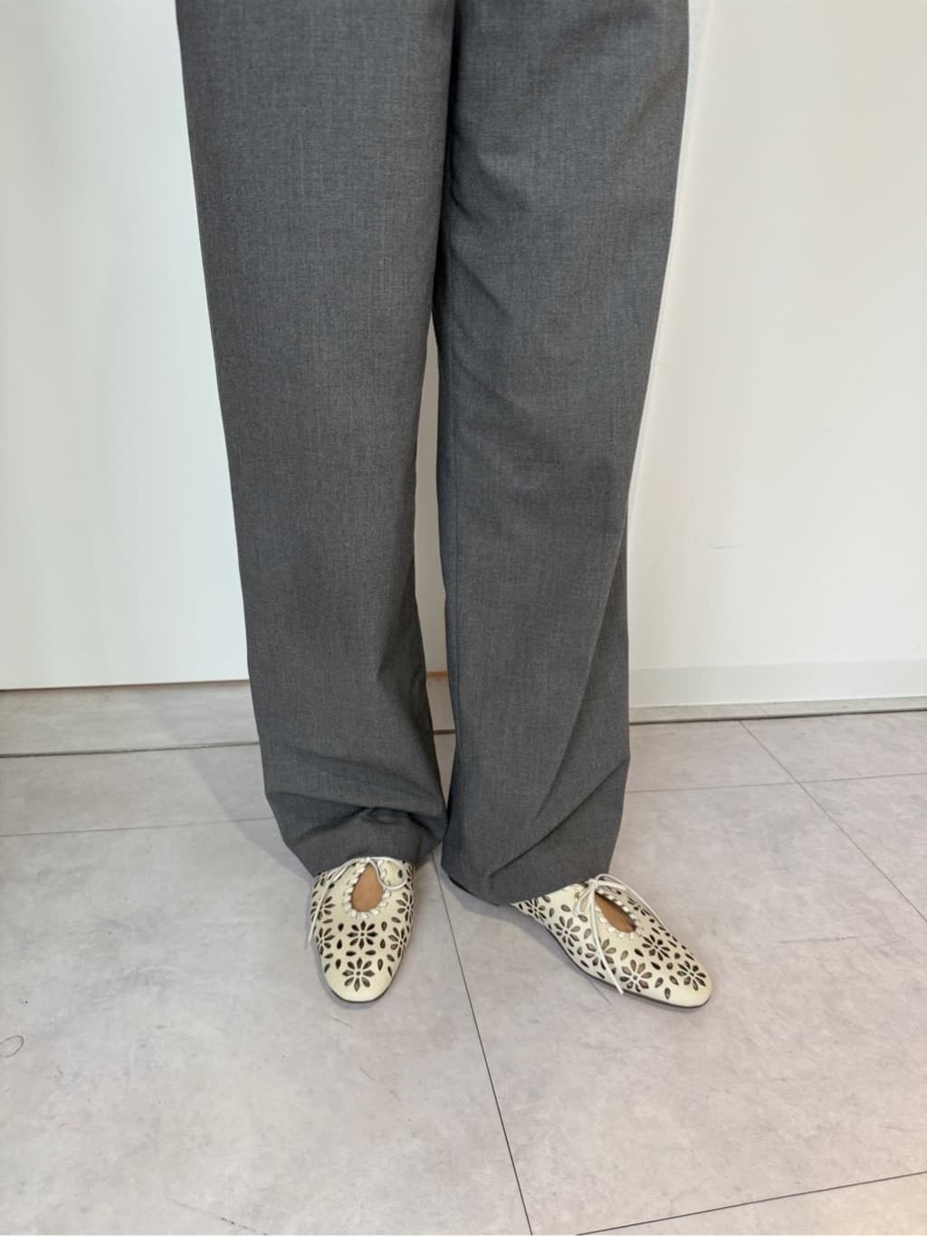 GRISEレザーARTISANフラワーカットフラットのコーディネートスナップ