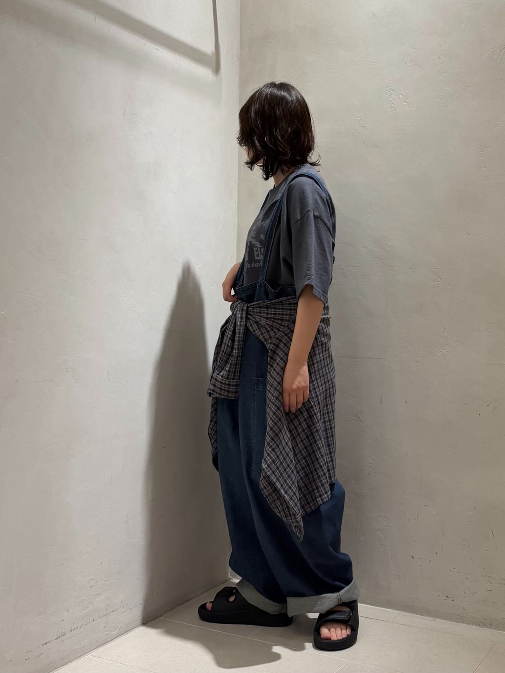 10OZデニムタックサロペットのコーディネートスナップ（AT）｜journal