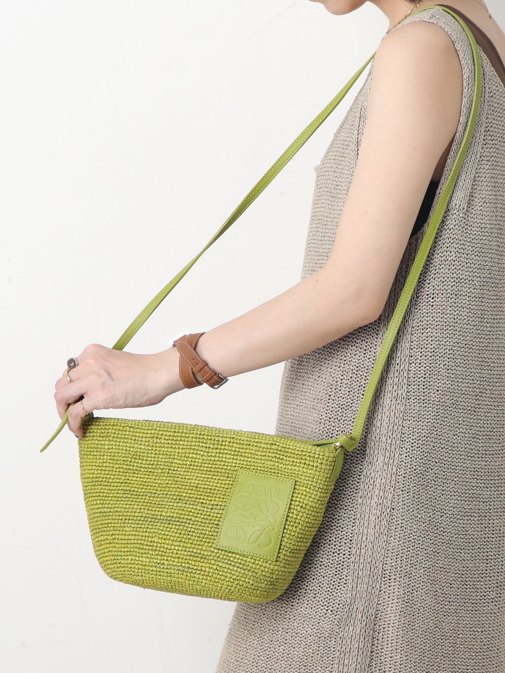 VINTAGE LOEWE/ロエベ】Slit pochette bag raffiaのコーディネート