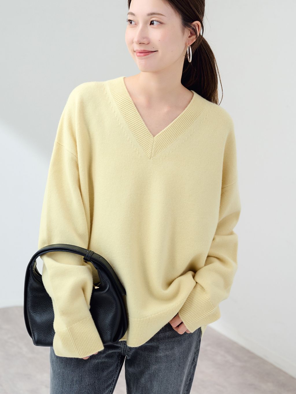 ≪洗える / 予約≫ミルドWOOL-Vネックニットのコーディネートスナップ