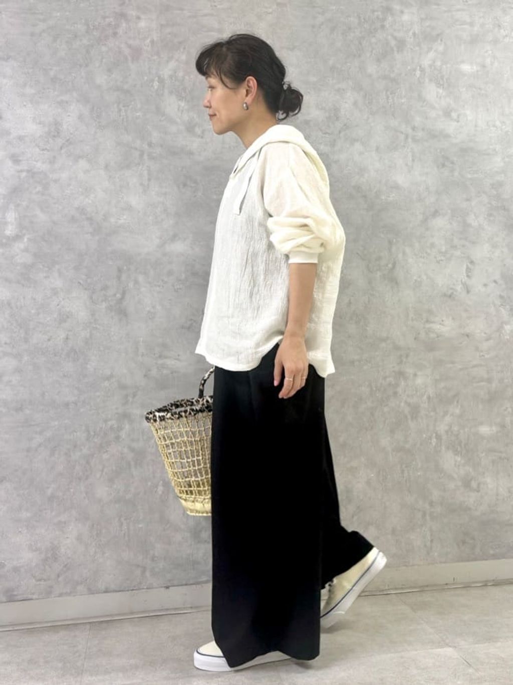 TRツイル Vネックサロペットのコーディネートスナップ（H.O）｜journal