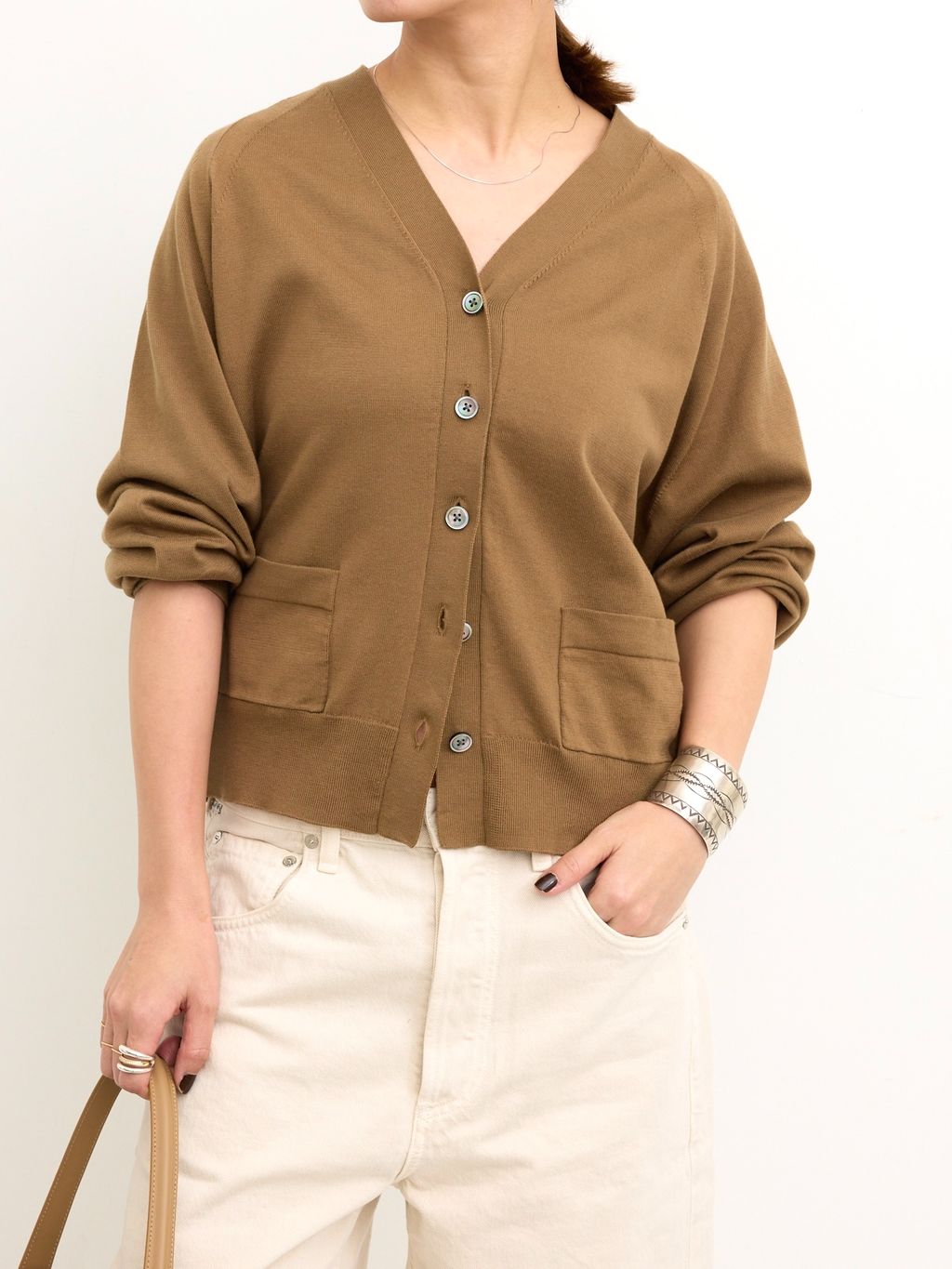 BASIC V-NECK CARDIGANのコーディネートスナップ（PR Sasaki）｜L