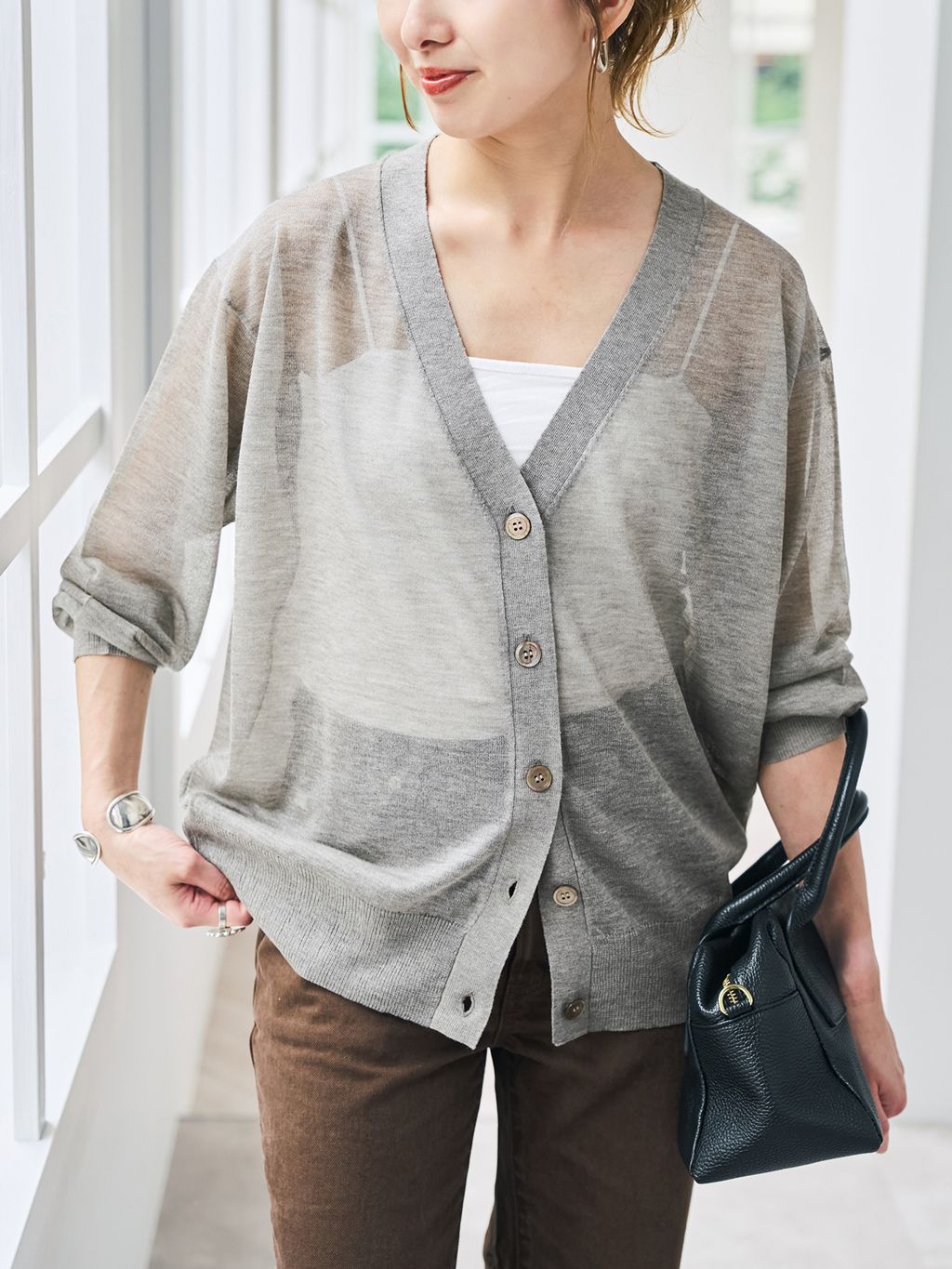 シアーVネックカーディガンのコーディネートスナップ（Moeri）｜Spick
