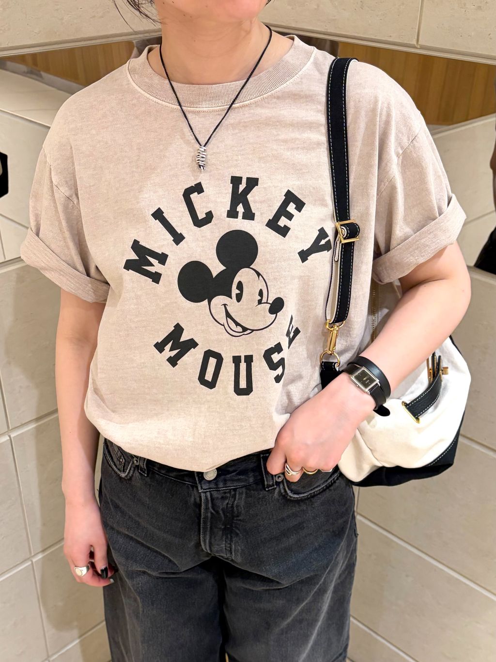 MICKEY】ピグメントTシャツのコーディネートスナップ（HAKOZAKI