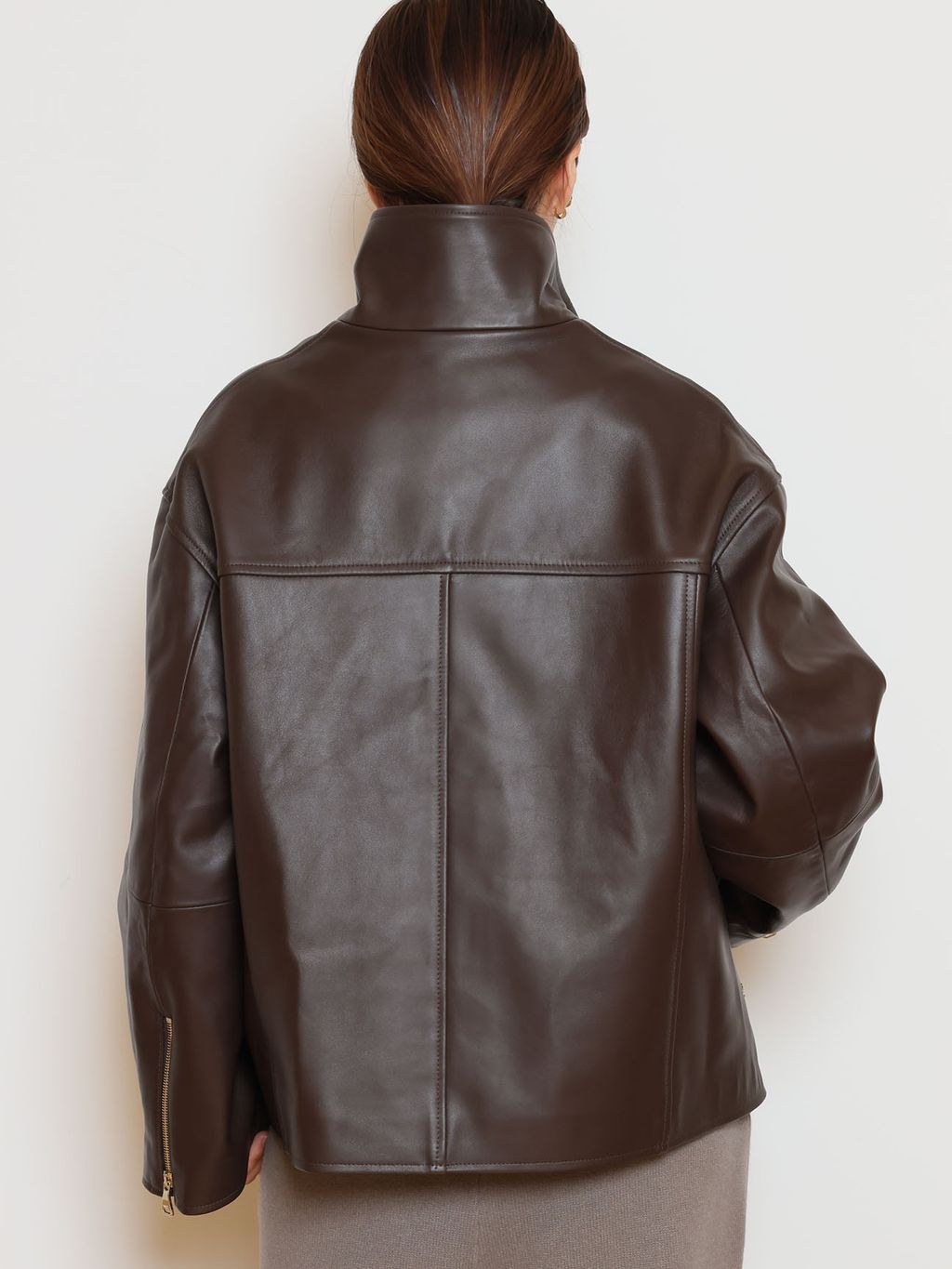 ミドルゲージ Vネック ニットのコーディネートスナップ（HASE）｜MUSE