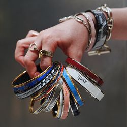 上品な手元を演出する、エルメスの名品バングル「エマイユ」｜ENSEMBLE