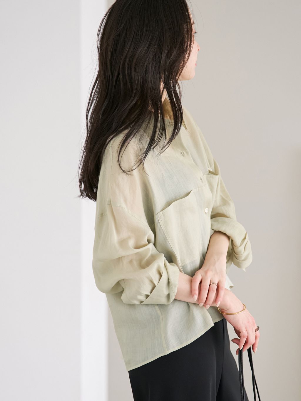 追加予約》RAMIE LYOCELL CROPPED シャツのコーディネートスナップ