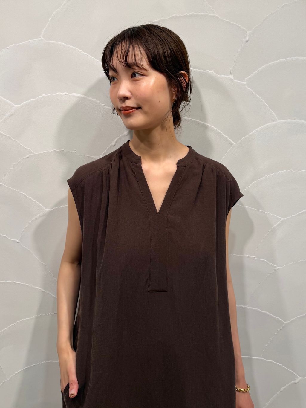 リネン混キーネックコクーンワンピースのコーディネートスナップ（hagi