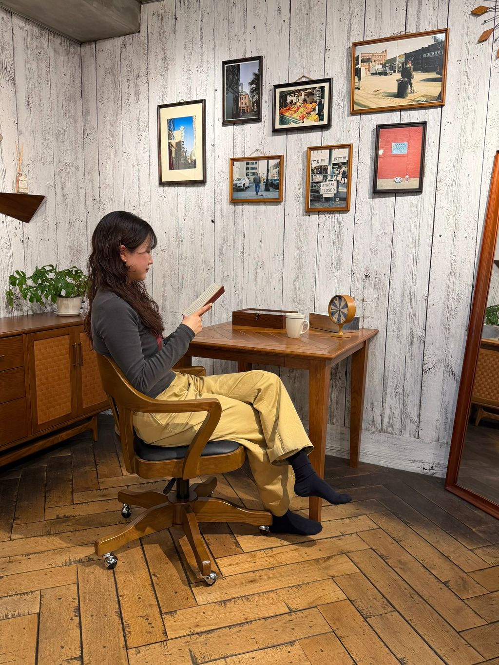 JOURNAL STANDARD FURNITURE