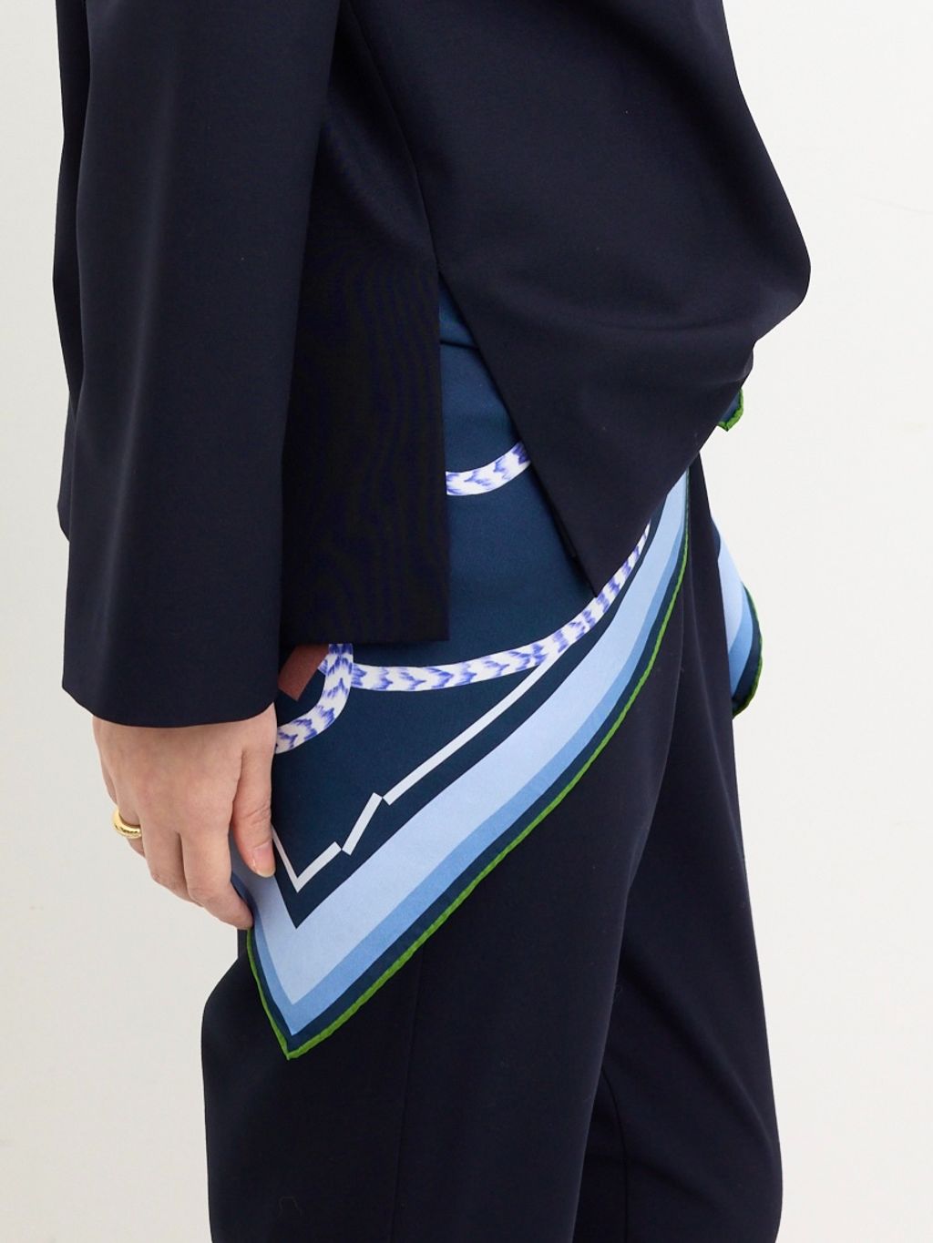 COL PIERROT/コル ピエロ】 Back Zip V-neck Blouseのコーディネート