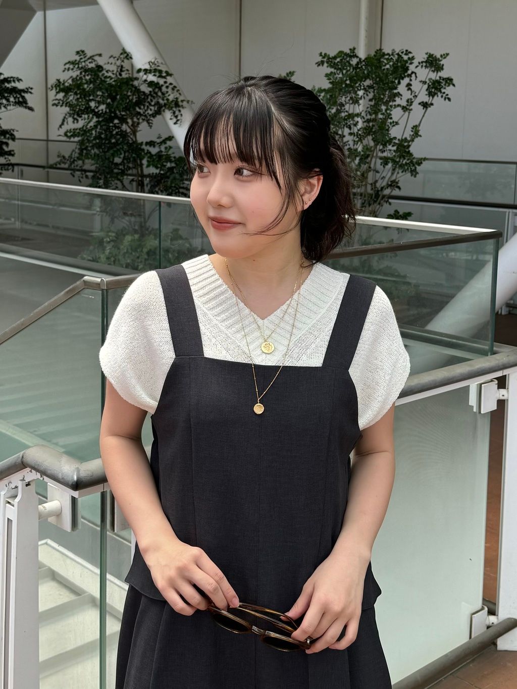 ドライトロピカル サロペットのコーディネートスナップ（Anna）｜IENA