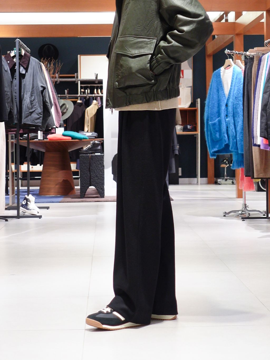 A2 レザーショートブルゾンのコーディネートスナップ（藤田英嗣