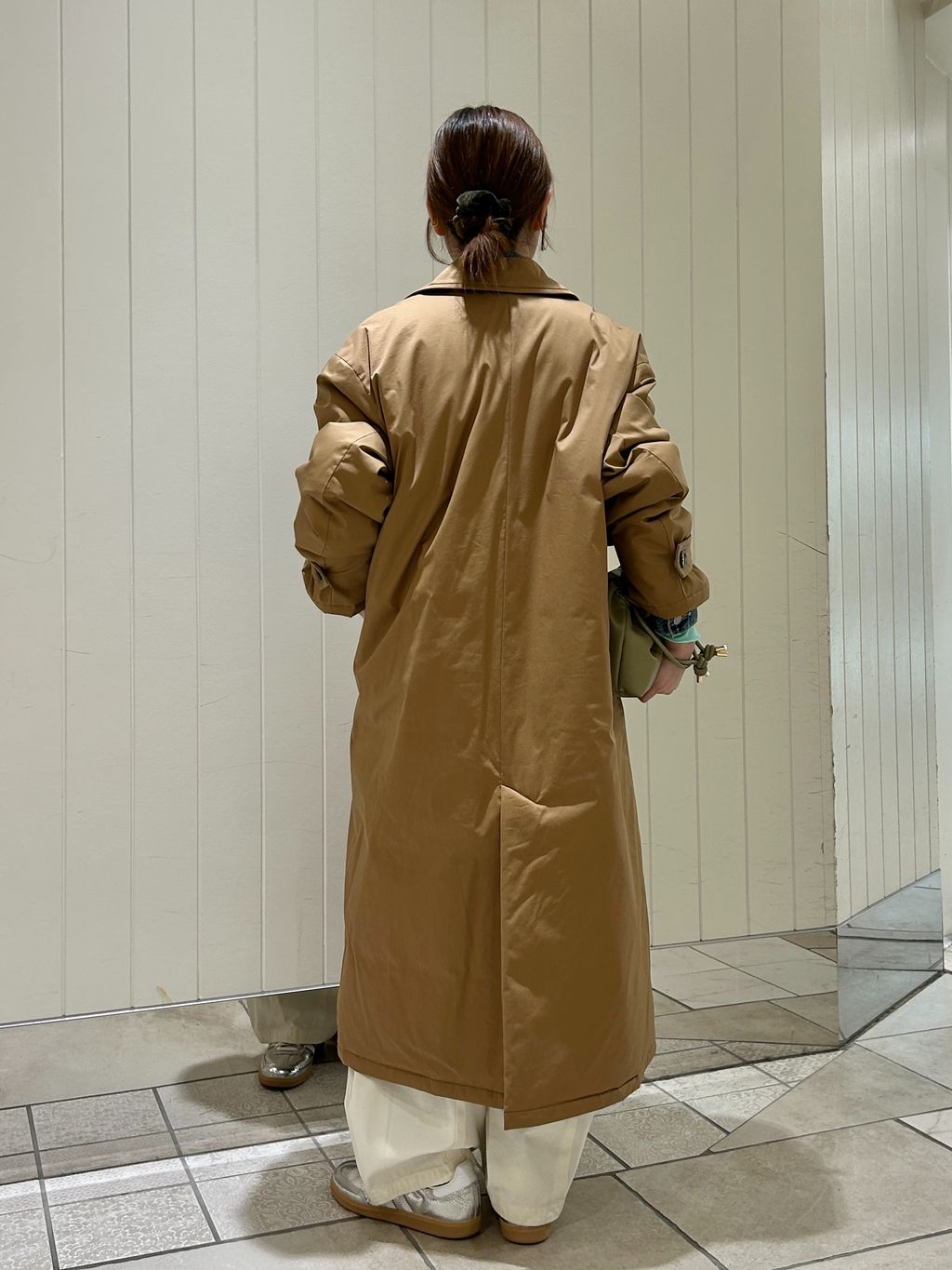 撥水中綿ステンカラーコートのコーディネートスナップ（hina）｜SLOBE