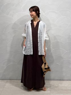 リネン混キーネックコクーンワンピースのコーディネートスナップ（hagi