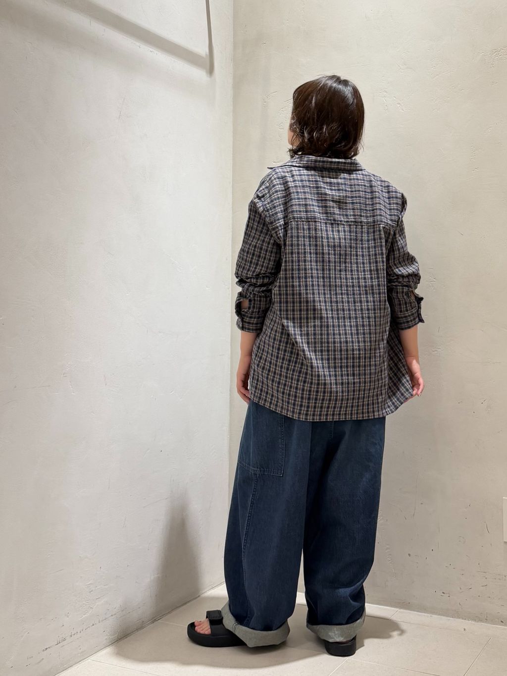 10OZデニムタックサロペットのコーディネートスナップ（AT）｜journal