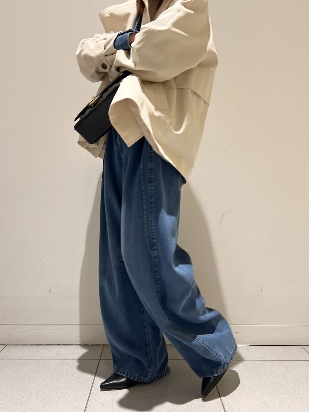 追加》スージングデニムフォルムタックパンツのコーディネートスナップ