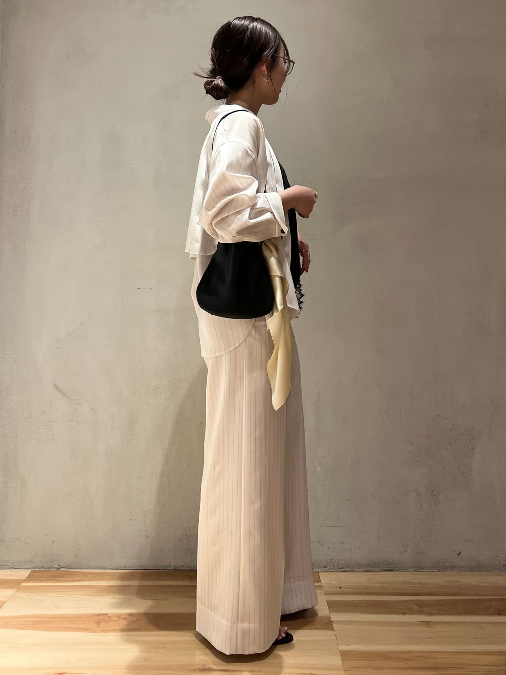 Pin stripeバンドカラーシャツのコーディネートスナップ（chihiro