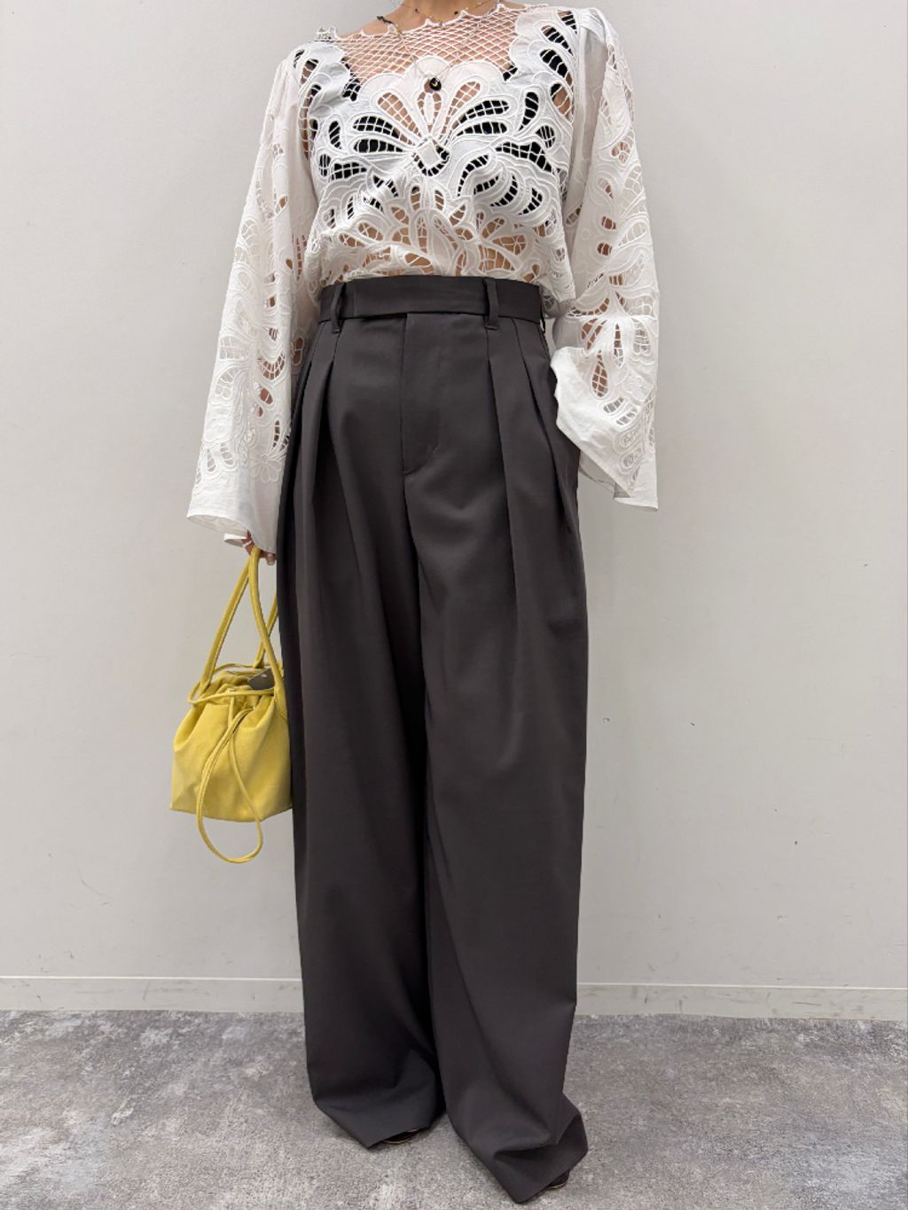 予約》IENA LA BOUCLE カットワーク刺繍ブラウスのコーディネート