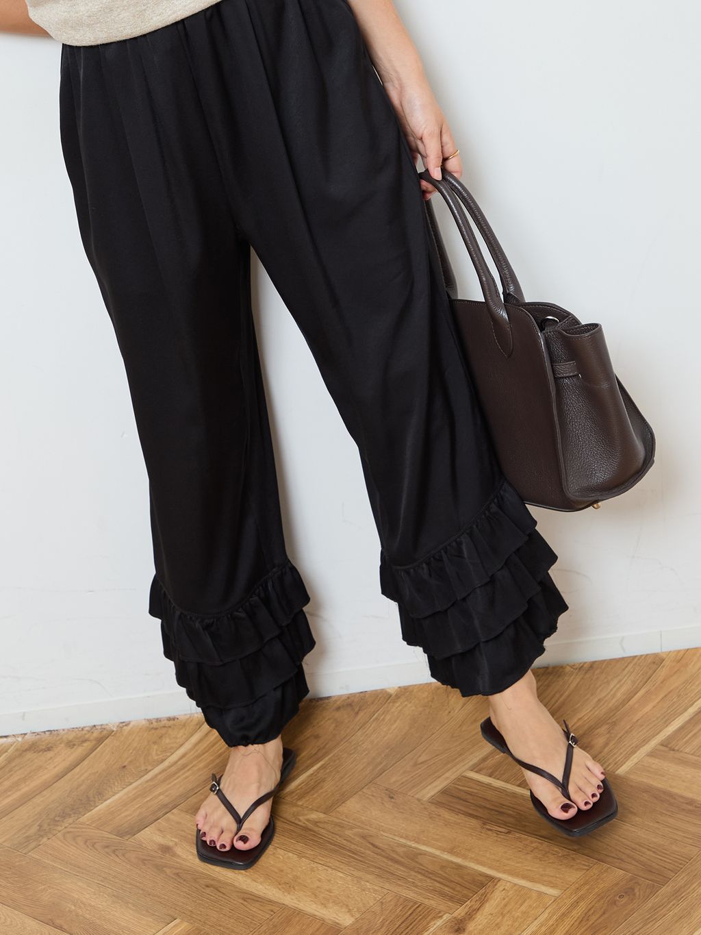 TIERED CROPD SATIN パンツのコーディネートスナップ（Asana）｜Bonum