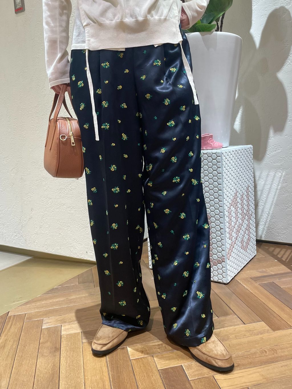 flower刺繍サテンイージーパンツのコーディネートスナップ（nanaka