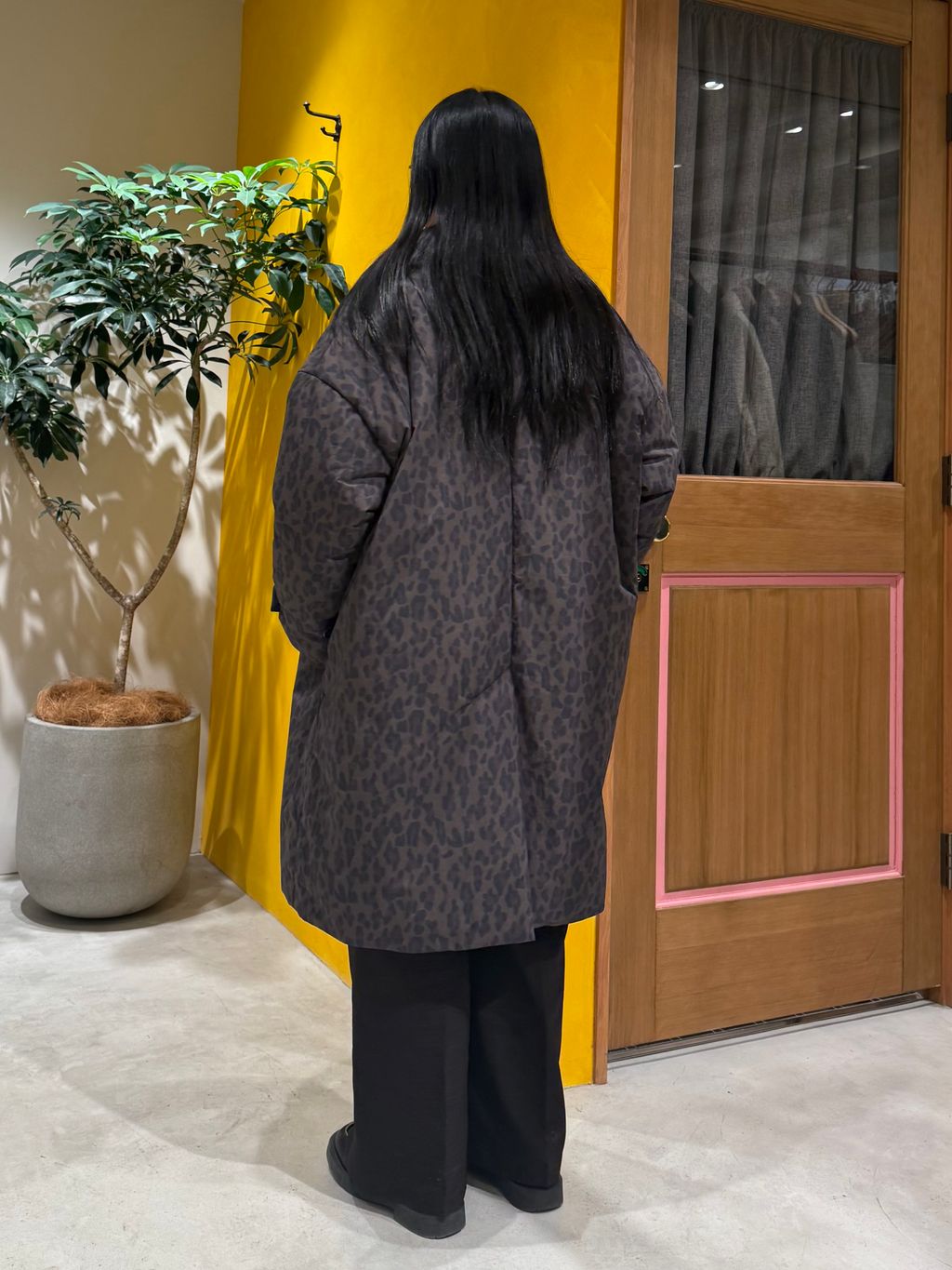 パデットレオパードプリントステンカラーコートのコーディネート