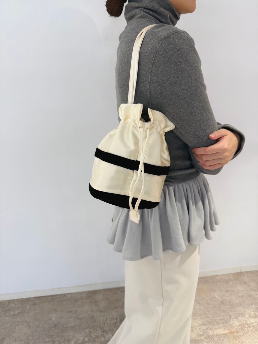 angielala LULU ペプラムスウェットのコーディネートスナップ（emi