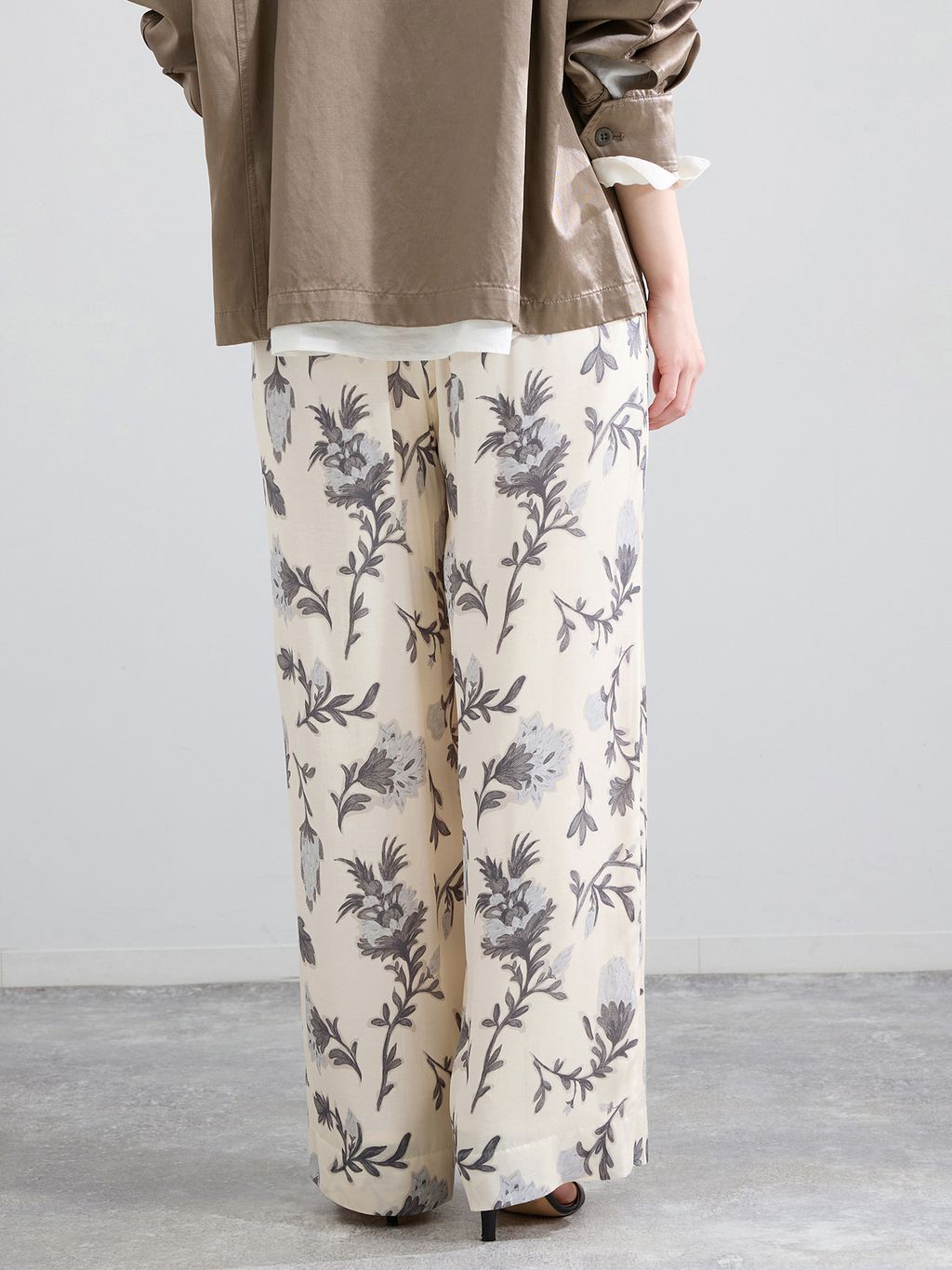 予約》Deveauxボタニカルフラワープリントパンツのコーディネート