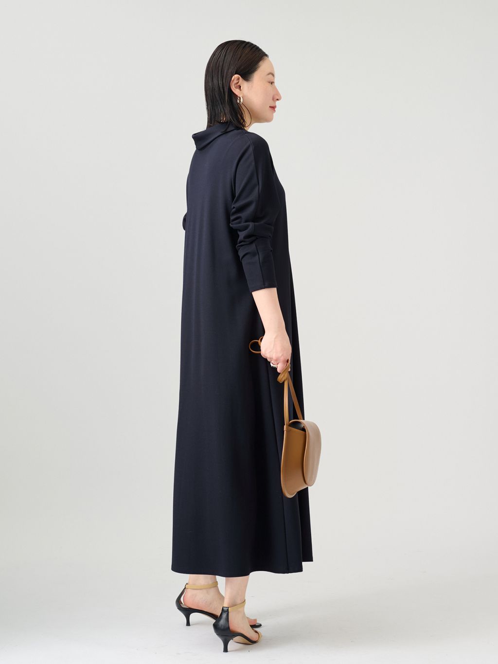 追加2予約》2WAYロールカラーワンピースのコーディネートスナップ