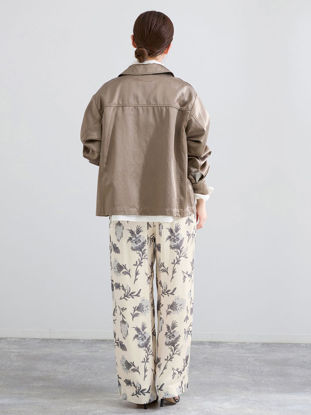 予約》Deveauxボタニカルフラワープリントパンツのコーディネート