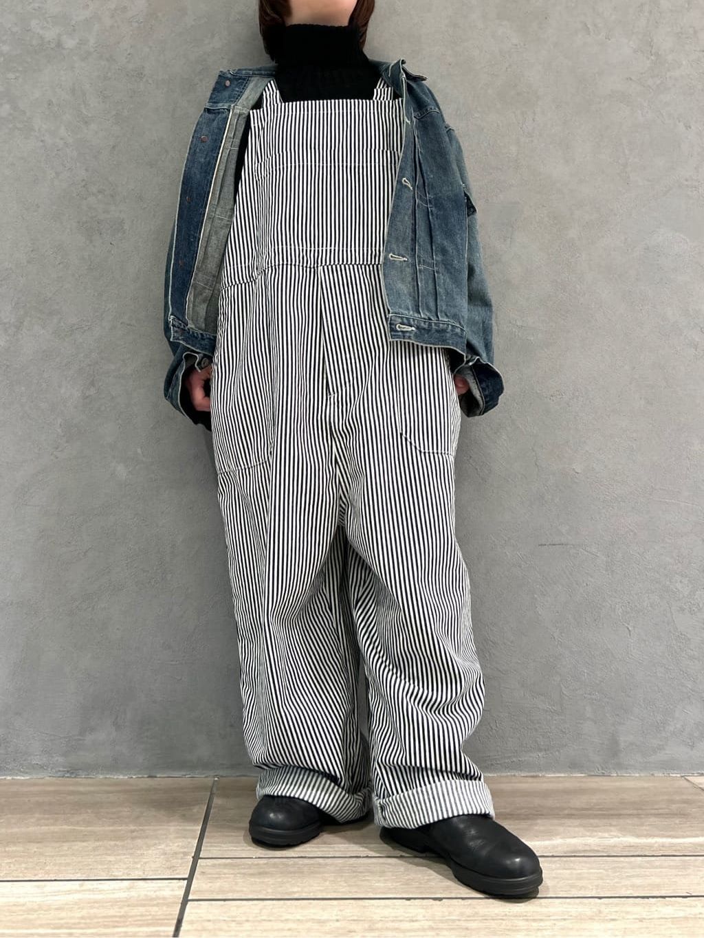 Journal　Standard　Luxe ヒッコリー　オーバーオール JANUARY】 オーバーオールのコーディネートスナップ（A.T）｜journal