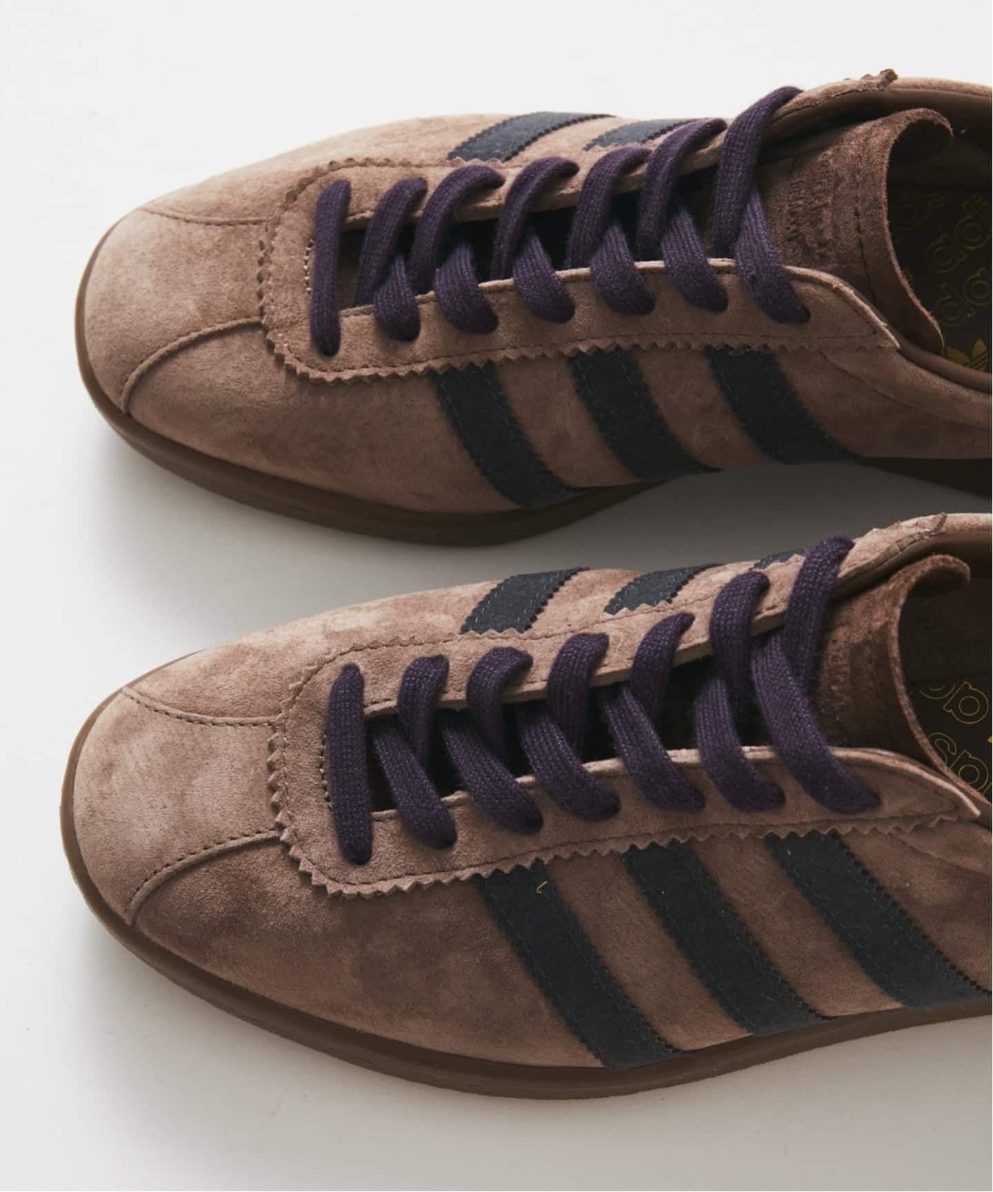  TOBACCO スエード スニーカー　ブラウン/24cm ブラウンに、ひとさじのパープル。別注adidas TOBACCO、予約スタート
