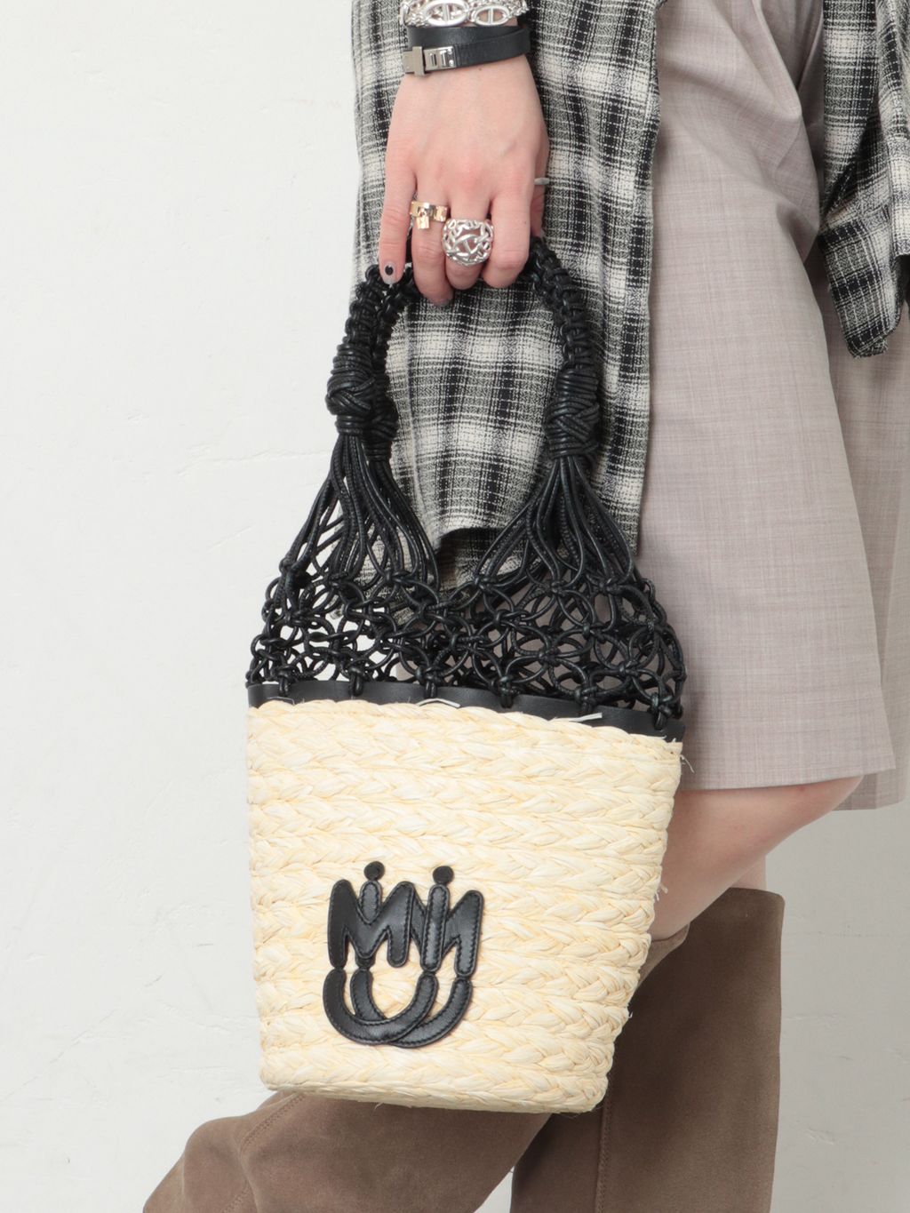 MIU MIU/ミュウミュウ】Bucket shoulder 2way raffiaのコーディネート