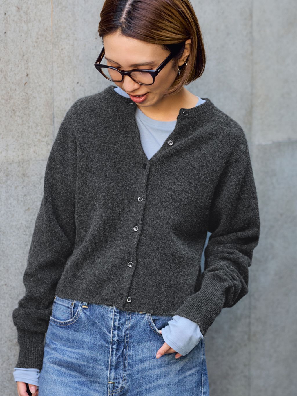 圧縮ウールクルーネックカーディガンのコーディネートスナップ（tomo