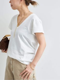 CALUX/キャラクス】 Vネック Tシャツのコーディネートスナップ（MIO