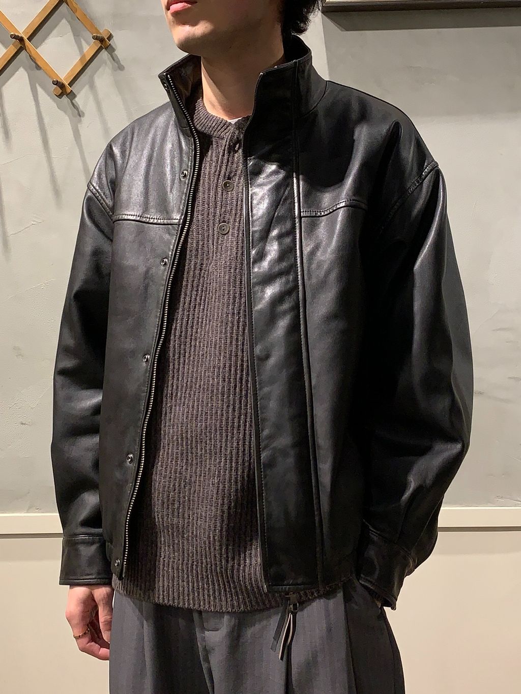 予約》ラムレザー スタンドブルゾンのコーディネートスナップ（コウ