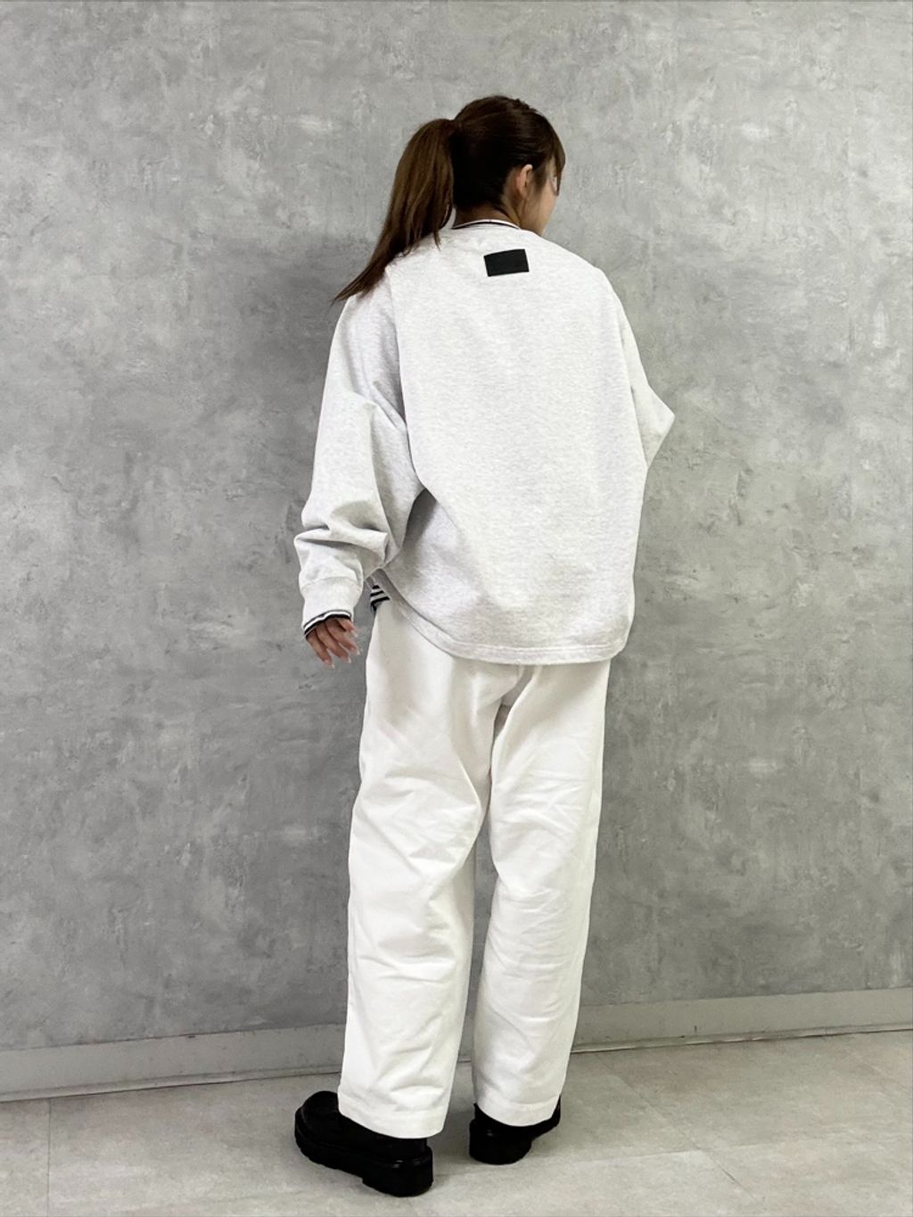 予約》【COGTHEBIGSMOKE】KAYA TUCKED HEM TOPのコーディネート