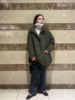 撥水パッディドフーディーポンチョのコーディネートスナップ（MAIKO