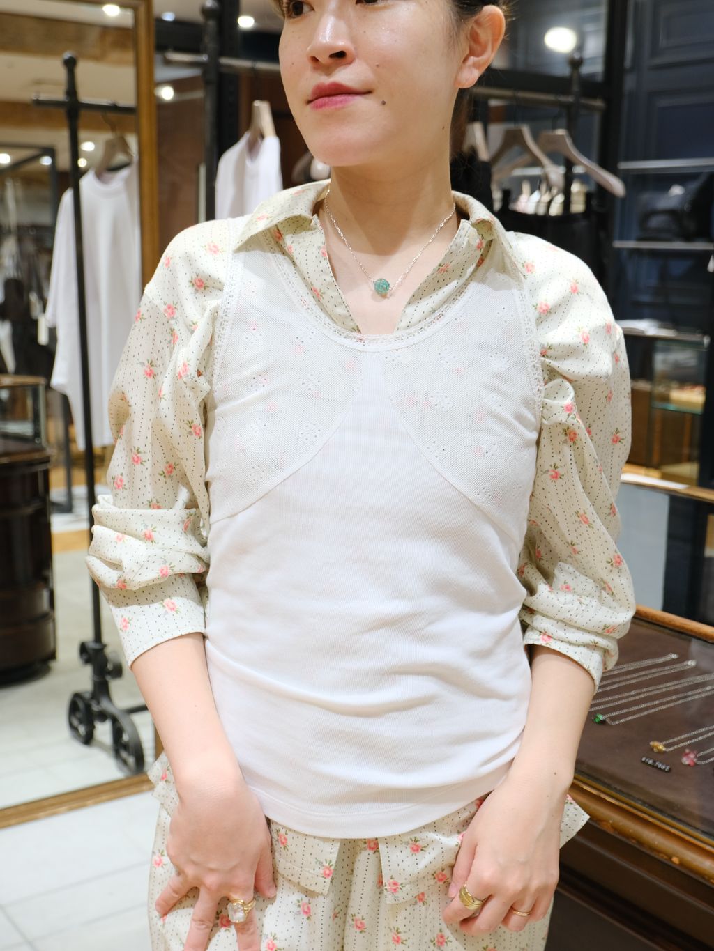 IENA - 新品 イエナ レトロフラワープリントブラウス スピックアンドスパンお好きな方にも IENA LA BOUCLE レトロフラワープリントシャツのコーディネート