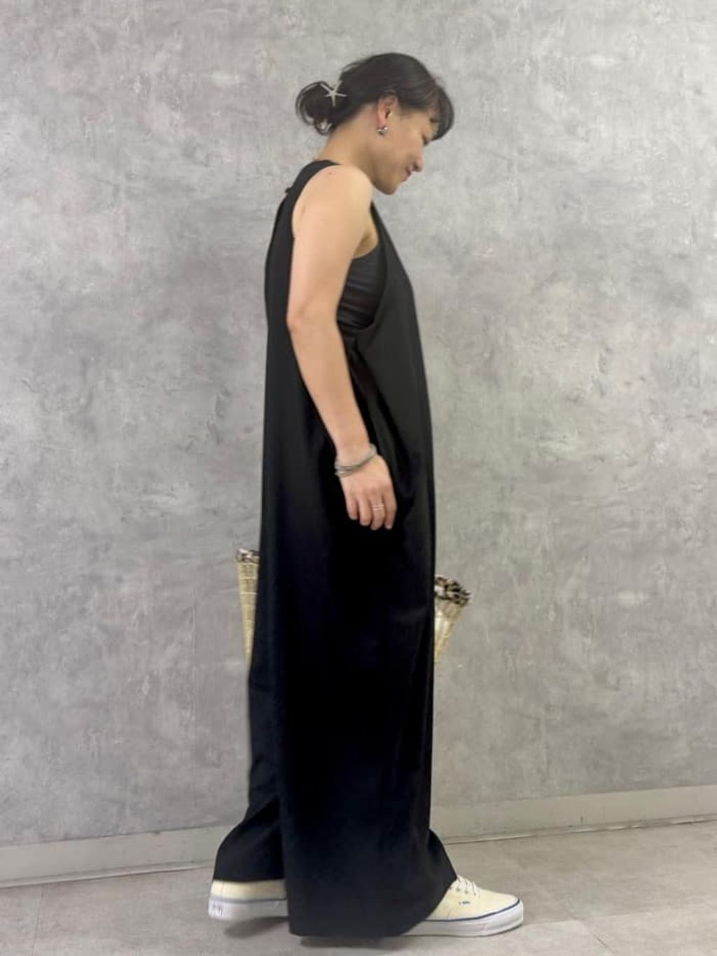 TRツイル Vネックサロペットのコーディネートスナップ（H.O）｜journal