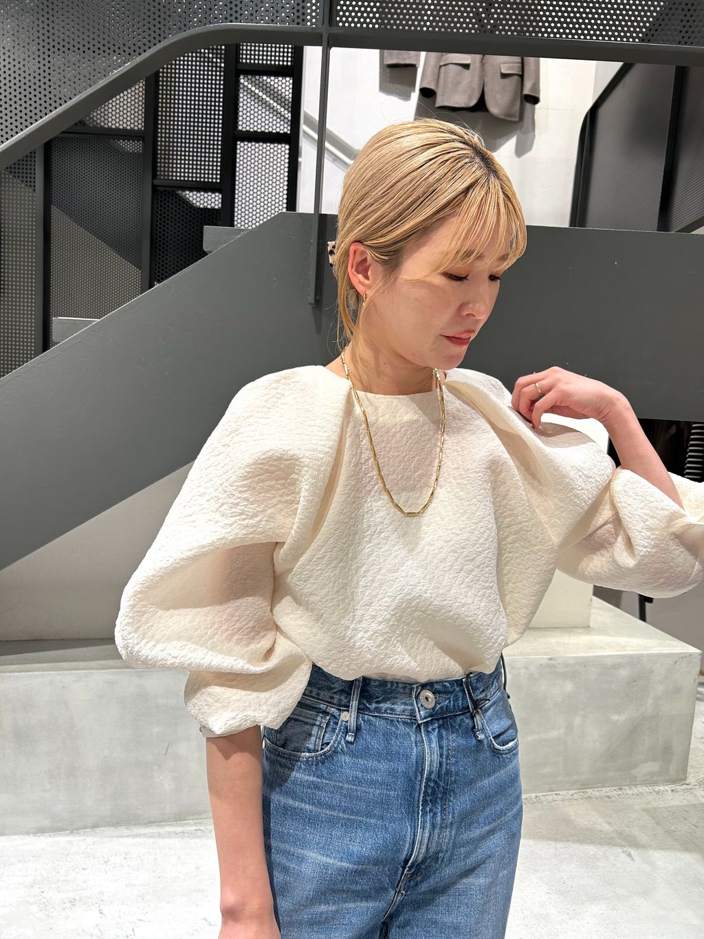 &NAVY オーガンジージャガードタックブラウスのコーディネートスナップ 