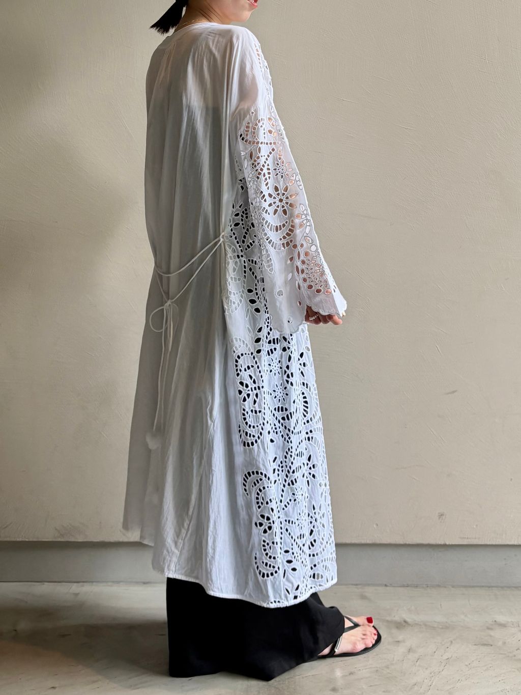 シフリー刺繍ガウンのコーディネートスナップ（yosshi）｜VERMEIL par