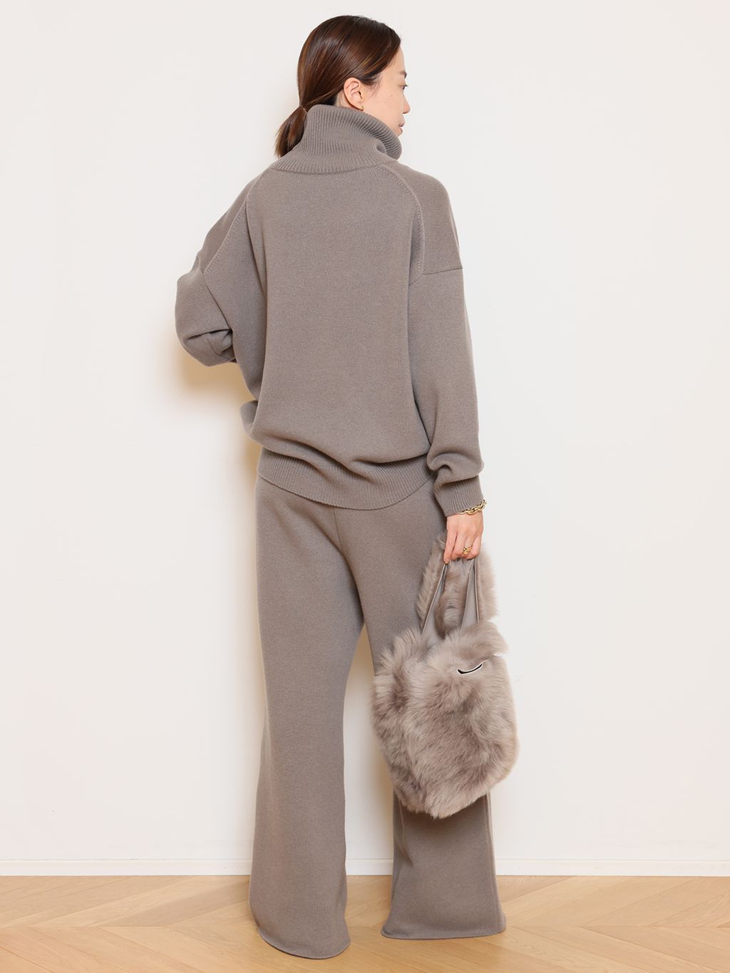 ミドルゲージタートルニットのコーディネートスナップ（HASE）｜MUSE