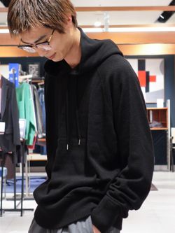 NEW CASHMERE ニット フーディのコーディネートスナップ（藤田英嗣